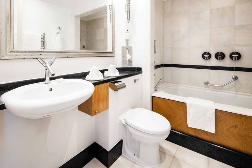 golf-view-room-bathroom